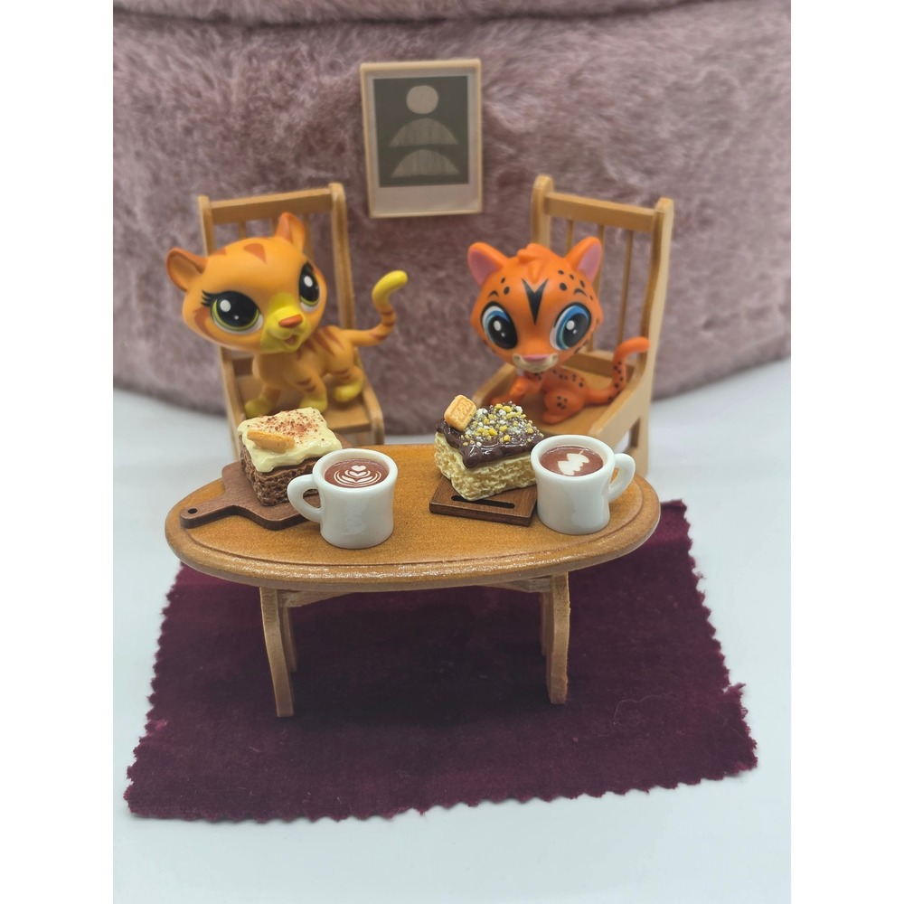 LPS Littlest Pet Shop Orange Tabby 175 and Lepard 3886 Spilling the Tea Together